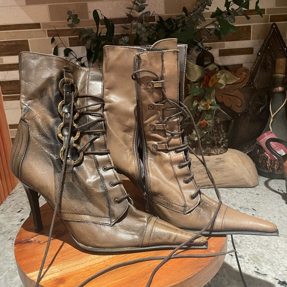 Classic Pointed-Toe Lace-Up Heeled Boots in Olive Brown